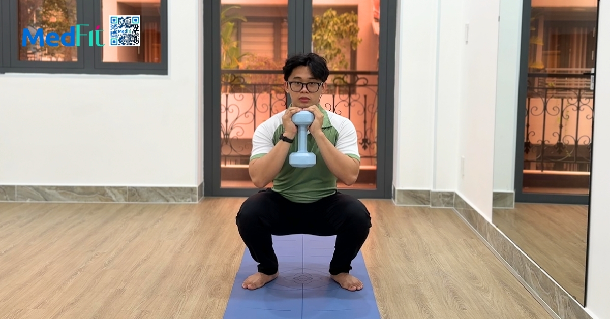 động tác squat được thực hiện bởi huấn luyện viên medfit