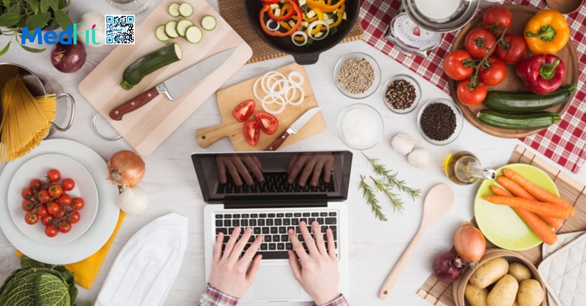 lên kế hoạch ăn uống và coi menu trực tuyến trước khi ăn ngoài