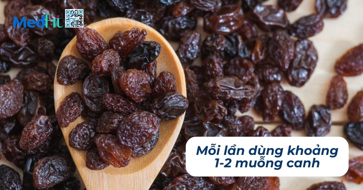 mỗi lần dùng khoảng 1-2 muỗng canh nho khô