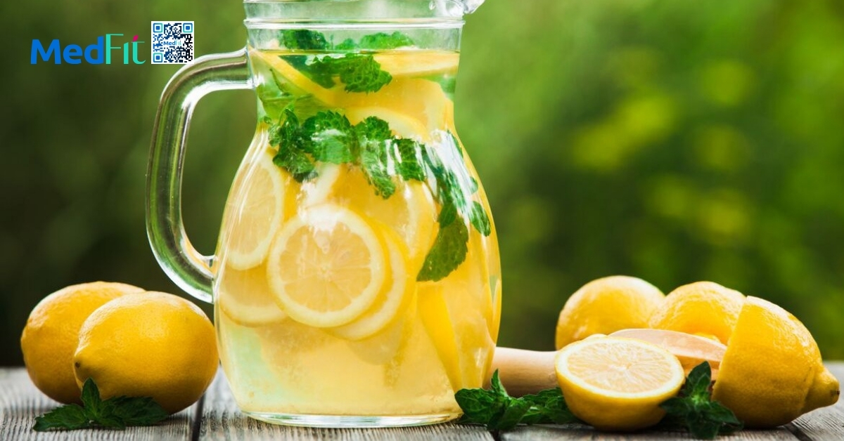 một sai lầm khi giảm cân là làm theo mạng, uống nước chanh đậm đặc vào buổi sáng