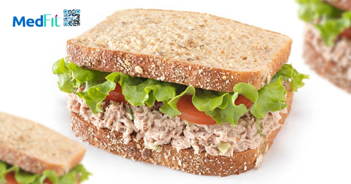 sandwich nguyên cám kẹp salad cá ngừ