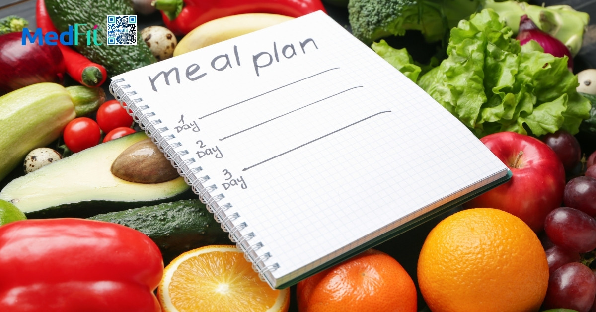 diet break được thiết kế bài bản với kế hoạch dinh dưỡng cụ thể, tập trung vào chất lượng bữa ăn và sự ổn định của thói quen sinh hoạt