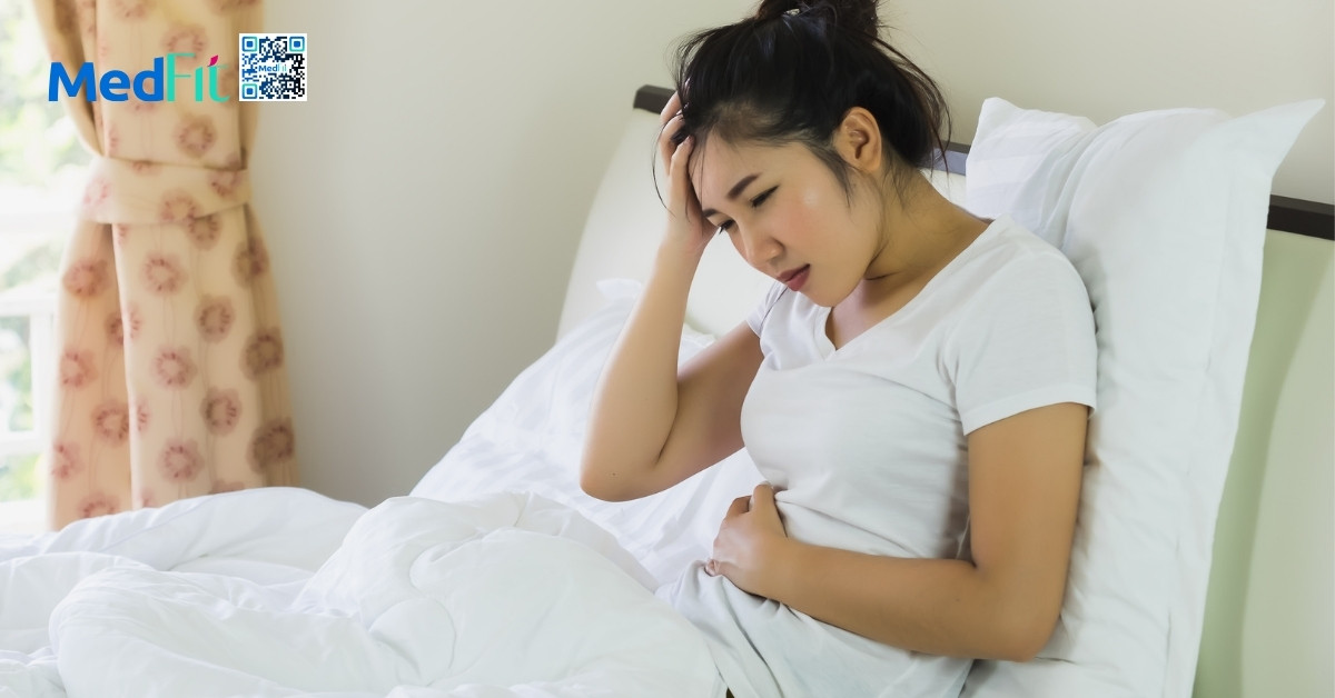 Thực hư ăn cơm nguội có tốt không và có giảm cân không? 6 Khi cơm để ở nhiệt độ phòng quá lâu, bào tử nảy mầm, phát triển và sinh ra độc tố. Ngộ độc do Bacillus cereus thường xuất hiện dưới hai dạng điển hình: