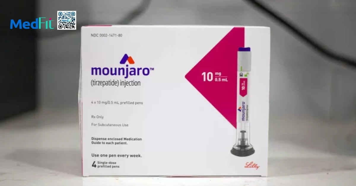 Mounjaro là gì? So sánh Mounjaro và Zepbound trong điều trị béo phì 1 Mounjaro chứa hoạt chất tirzepatide, một đồng vận kép thụ thể GIP và GLP-1 được sử dụng dưới dạng tiêm dưới da, mỗi tuần một lần
