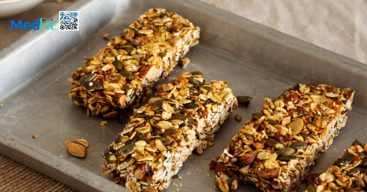 Ngũ cốc có thật sự giúp giảm cân? Hướng dẫn ăn đúng cách từ MedFit 11 Ngũ cốc chế biến sẵn thực tế chứa nhiều đường đơn hoặc chất béo tinh chế