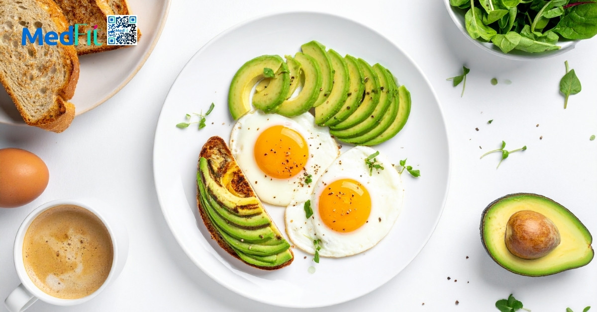 Bữa sáng giảm cân cần đảm bảo đủ dinh dưỡng và được kiểm soát calo hợp lý để đạt hiệu quả giảm cân