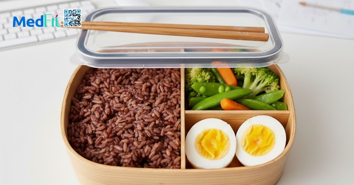 Cơm gạo lứt ăn cùng trứng luộc và rau củ luộc