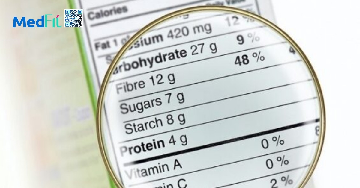 Ăn lương khô có giảm cân không? Cách dùng tránh dư calo 5 Việc đọc kỹ bảng thành phần sẽ giúp tránh lựa chọn các sản phẩm có tỷ lệ đường hoặc chất béo cao