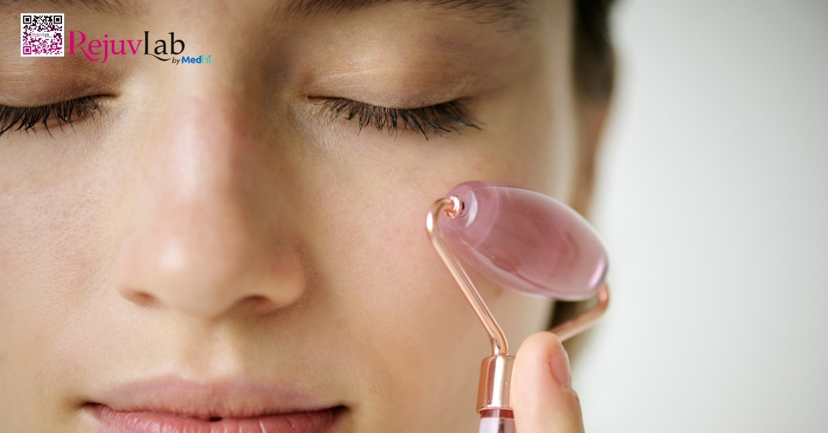 Cách dùng thanh lăn thon gọn mặt đúng cách để da săn chắc hơn 2 Giup gia san chac min man hon