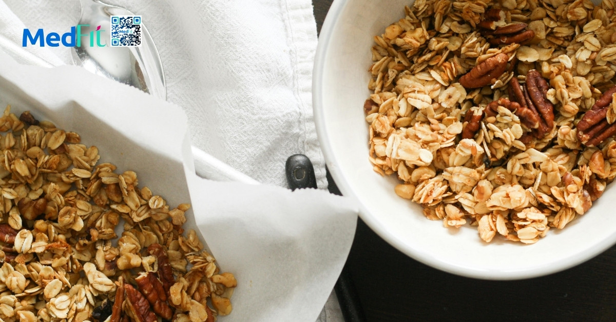 Cần ưu tiên granola không đường hoặc ít đường, không chiên hay nướng dầu và có bảng thành phần rõ ràng