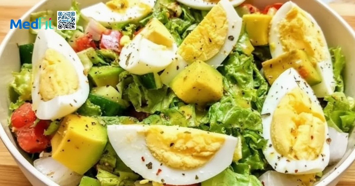 Bổ sung rau xanh, trái cây ít đường, các loại hạt và ngũ cốc nguyên cám giúp cân bằng dinh dưỡng