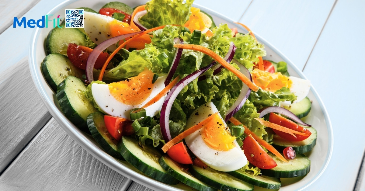 Hướng dẫn xây thực đơn giảm cân với khoai lang và trứng trong 7 ngày 4 Kết hợp trứng với rau xanh, sẽ giúp bữa ăn nhẹ mà vẫn đủ dinh dưỡng, hỗ trợ giảm cân hiệu quả hơn