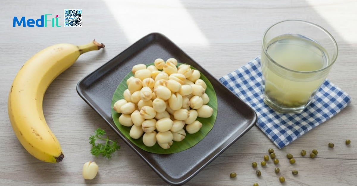 Nước đậu xanh rang, chuối chín và hạt sen hấp