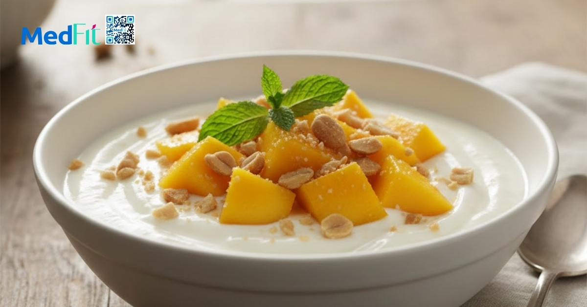 Sữa chua không đường kết hợp xoài chín và đậu phộng rang