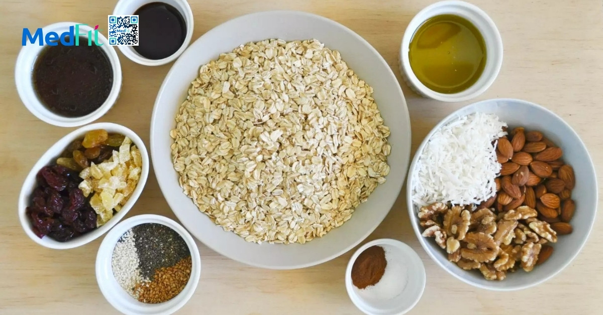 Granola thường được chế biến từ yến mạch cán dẹt kết hợp cùng các loại hạt dinh dưỡng, trái cây sấy khô...