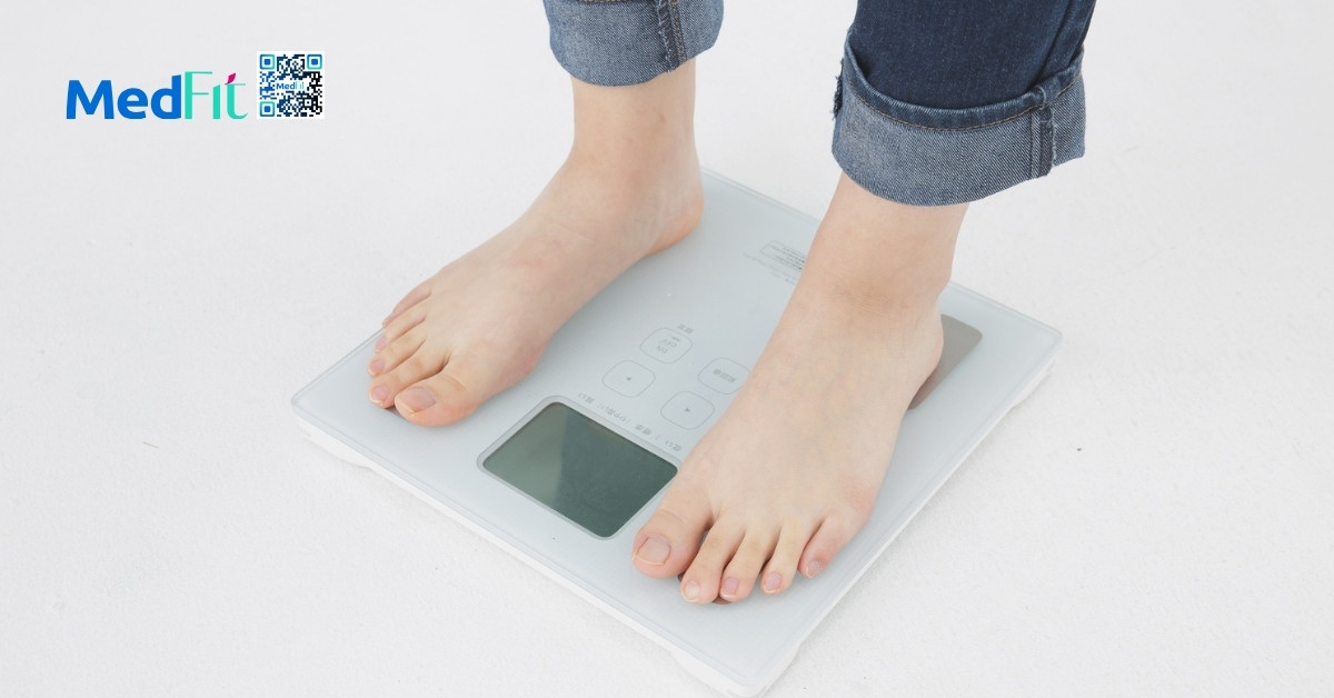 Việc theo dõi cân nặng, số đo, mức năng lượng và cảm giác đói giúp kịp thời nhận ra dấu hiệu chững cân hoặc mệt mỏi