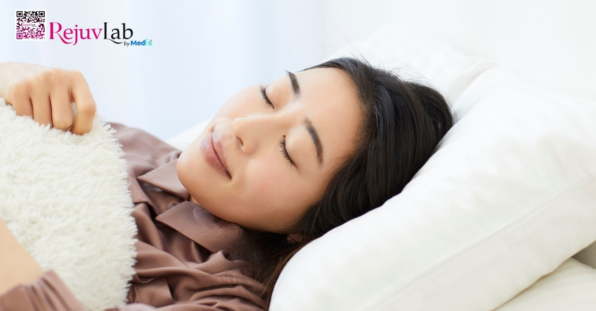 Tư thế ngủ hoàn toàn không liên quan đến việc giảm mỡ mặt