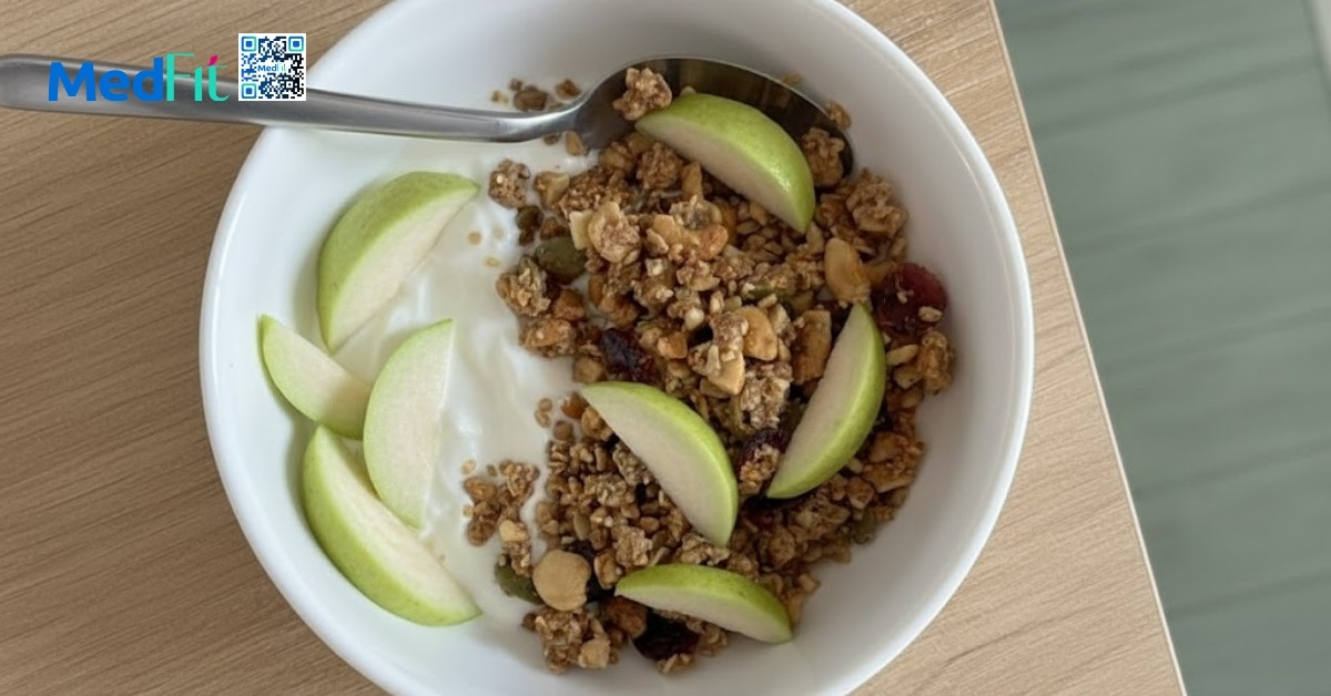 Granola với sữa chua Hy Lạp không đường và ổi cắt lát