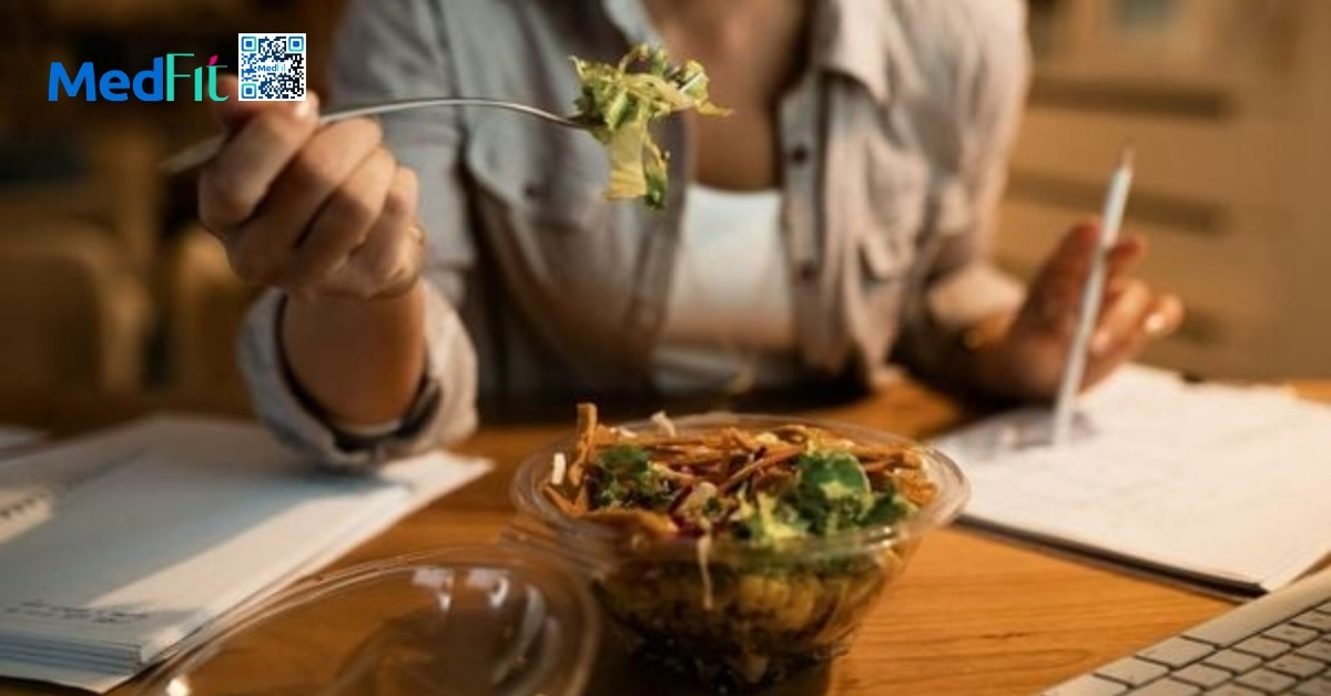 Làm gì để ăn khuya mà không lo tăng cân? 3 Ăn khuya không nhất thiết gây tăng cân nếu tổng năng lượng trong ngày vẫn được kiểm soát