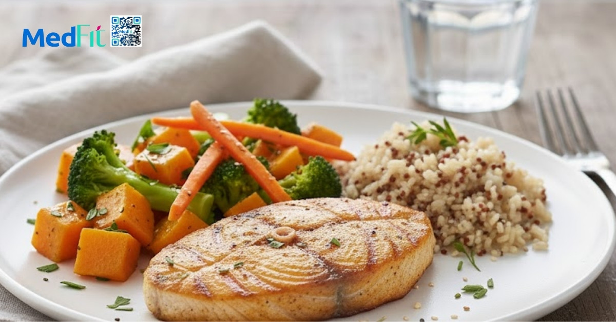 Cá nướng kết hợp cùng rau hấp và một lượng nhỏ ngũ cốc nguyên hạt