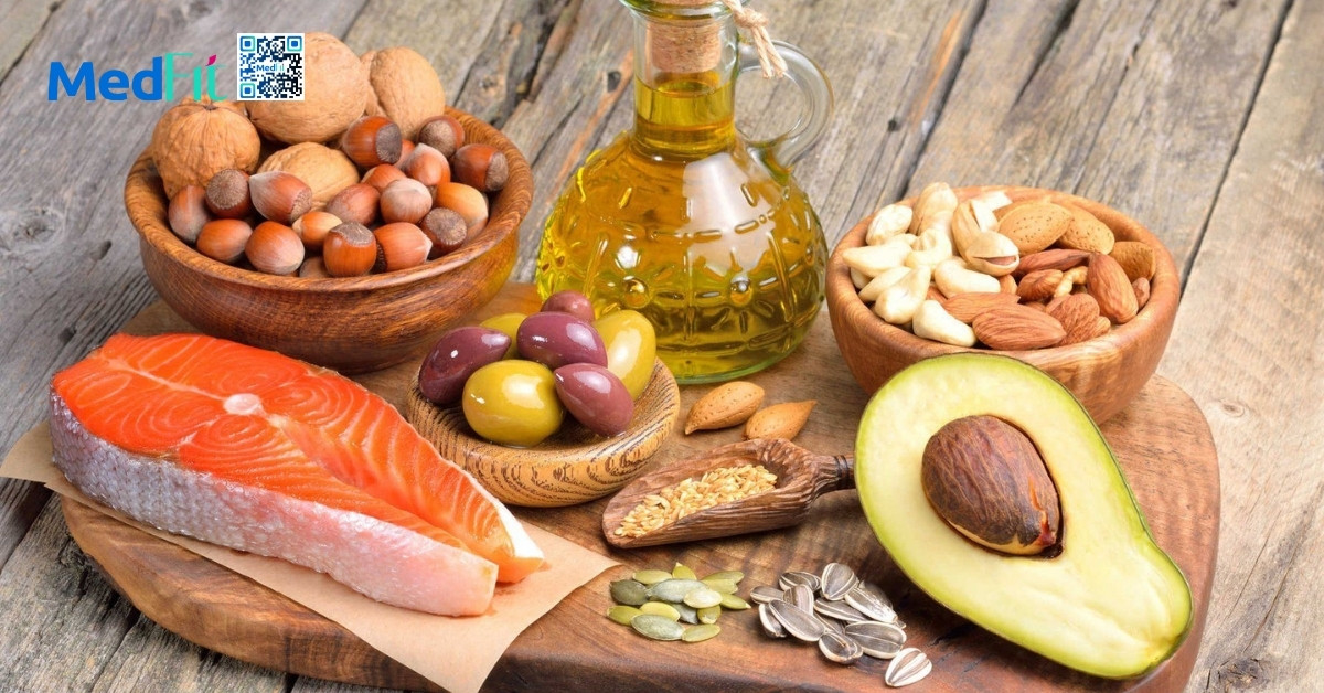 Dầu olive, các loại hạt và quả bơ là nguồn chất béo lành mạnh có mặt thường xuyên trong chế độ ăn Địa Trung Hải