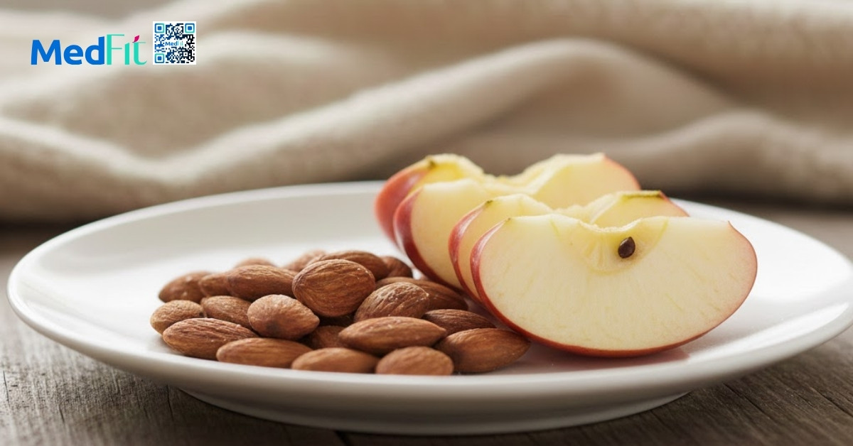 Khi cảm thấy đói giữa các bữa, có thể dùng một nắm nhỏ hạt hạnh nhân không muối cùng một quả táo hoặc lê