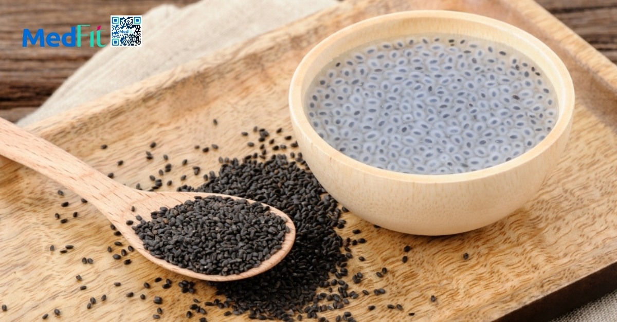 Hạt é có giúp giảm cân không? 3 Khi ngâm nước hạt é nở ra và tạo thành lớp gel mềm bao quanh giúp tăng thể tích trong dạ dày, kéo dài cảm giác no