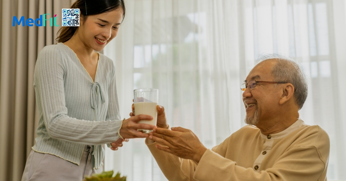 Làm gì để ăn khuya mà không lo tăng cân? 7 Người lớn tuổi thường có cảm giác đói vào ban đêm do rối loạn nội tiết hoặc thói quen ngủ sớm, dậy sớm