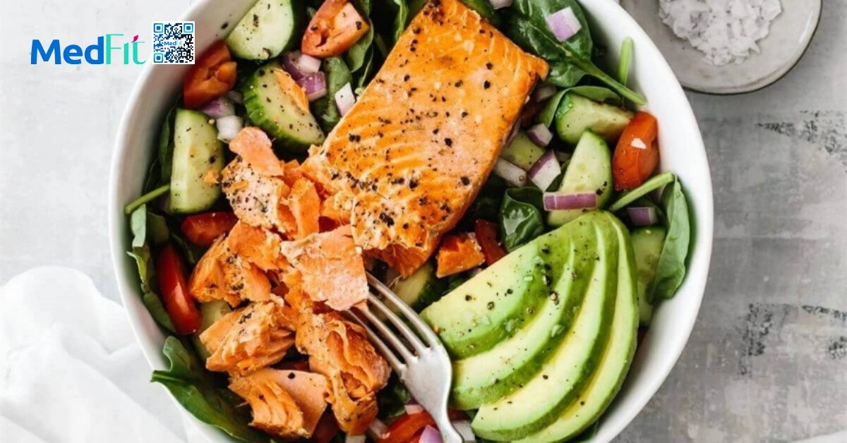 Salad rau trộn ăn kèm với cá hồi nướng hoặc ức gà áp chảo