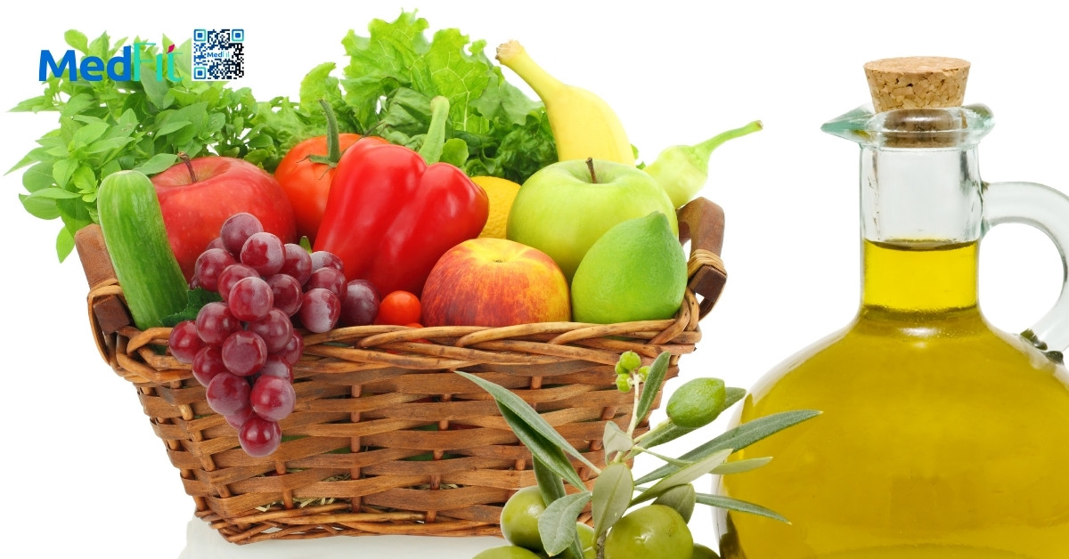 Trái cây, rau củ và dầu olive là những thực phẩm giàu chất chống oxy hóa như polyphenol, vitamin C và E