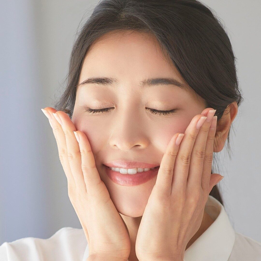 Làn da bị lão hóa, kém đàn hồi, lỏng lẻo, nhiều nếp nhăn li ti.