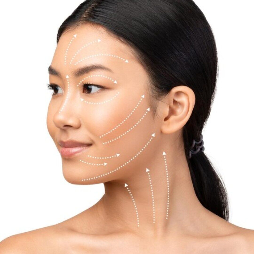 Làn da bị lão hóa, kém đàn hồi, lỏng lẻo, nhiều nếp nhăn li ti.
