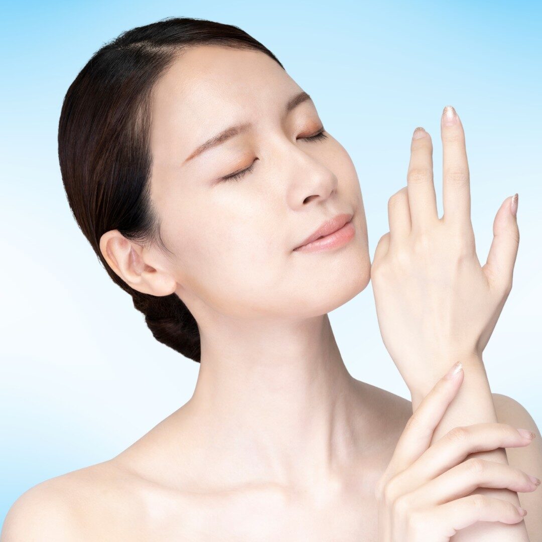 Có làn da mỏng vùng mặt, tay
